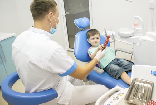 Первый визит к стоматологу. Как подготовить ребенка?